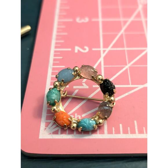 Vintage Ancient Egyptian Revival Carved Resin Scarab Wreath Circle Brooch - Picture 4 of 5